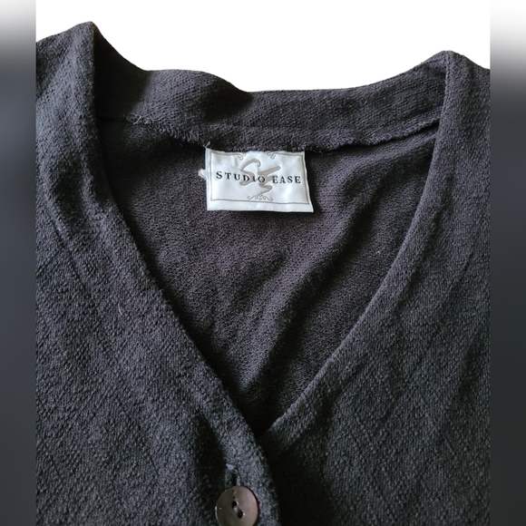 VINTAGE | STUDIO EASE | BLK SHORT SLEEVE BUTTONED| SIZE MEDIUM - Picture 5 of 14